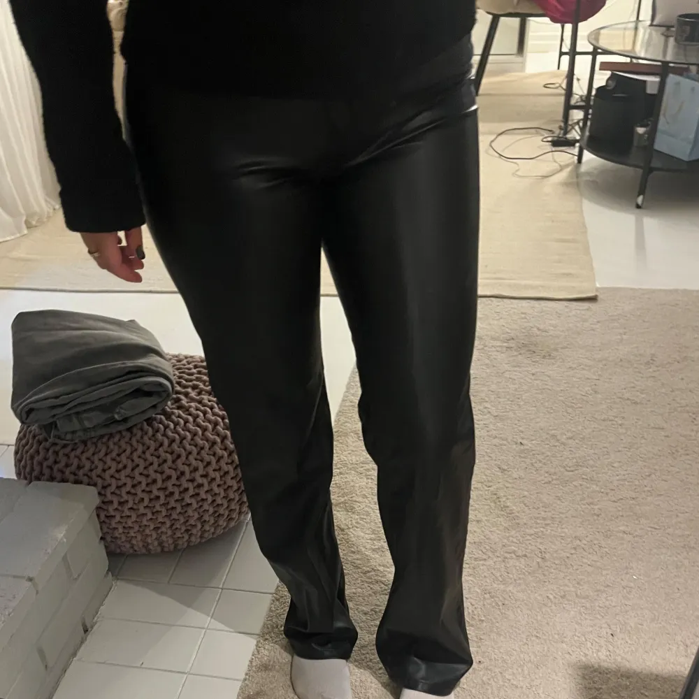 Rak skinnbyxa, mid waist från Zara.  Byxan är i nyskick 🖤strl 34. . Jeans & Byxor.