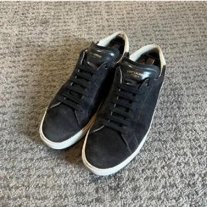 Saint Laurent skor - Saint Laurent skor i storlek 44/45. Skicket är bra förutom innanför skon är det rätt slitet men inget som syns vid användning. Box följer med. Skriv om ni har frågor! Kom med prisförslag! Inget skambud!