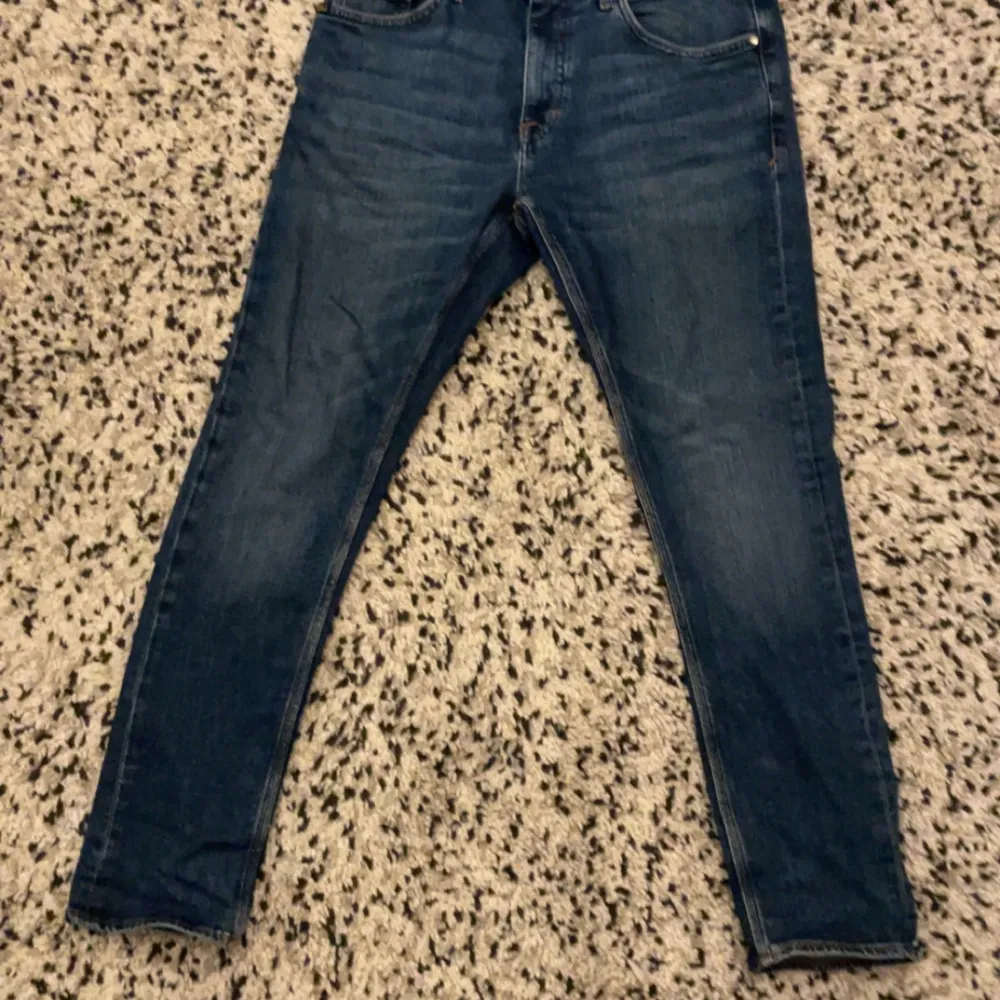 Säljer några tiger of sweden jeans som är köpta på volt för 1500 har kvitto. Modelen är slim men säljer dom för dom är lite stora. Dom är 30/30 i storlek.. Jeans & Byxor.