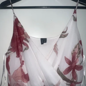 Maxiklänning - Maxiklänning, omlott, sommarklänning. Skön! Smala axelband, underklänning.  Strl M