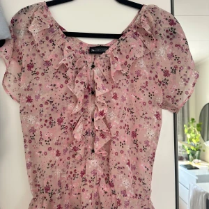 Blommig blus  - Supersöt blus från Laura scott med volanger. Använder en längre och därmed säljer jag den💞