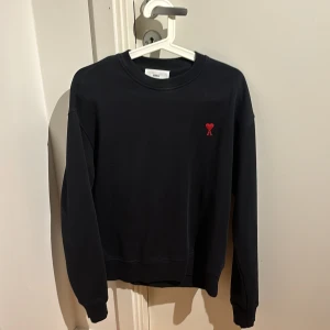 Ami Paris sweatshirt  - Sweatshirt storlek S. Skick 9/10 använd Max 2 gånger. Kan gå ner i pris vid snabb affär.  Ny pris 3450 kr 
