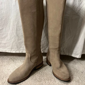 Höga stövlar  - Höga stövlar i mocka och skin, med dragkedja!🧸☁️ Stövel från Primeboots och sula från Dainite <3 Oanvända!