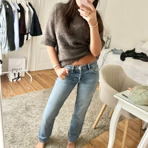 Zara Midrise Jeans - Så snygga jeans från zara som är midwaist och raka💘💘