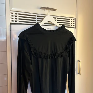 Ralph Lauren - Passar, s och m Så snygg blus med volang! 