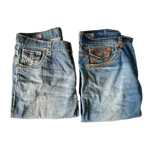 True religion jeans  - Lite av ett renoveringsprojekt :D håll i byxorna och lite knappar saknas, men gillar man pilla så är det lugna puckar :D 250 styck eller 400 för båda