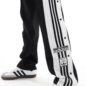 Helt oanvända byxor från adidas med lappar kvar. 