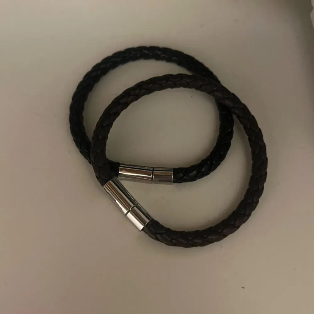 Två läderarmband  Svart och brun . Accessoarer.