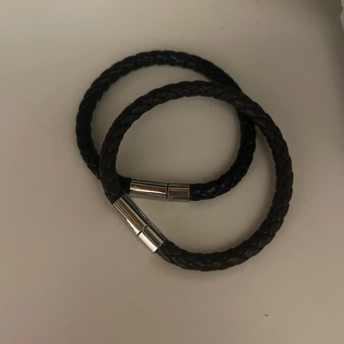 Två läderarmband