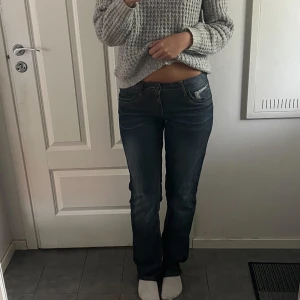 Low waist jeans  - Ett par jättesnygga jeans med coola bakfickor. De är från märket Timezone. De är lågmidjade och är i storlek 28/34💗💗