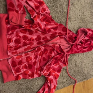 rosa kofta - rosa croppad kofta med hjärtan på står storlek M men jag är xs/s o den sitter inte så tajt men det är ändå fint 