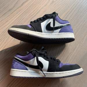 Säljer mina jordan 1 low court purple som är i storlek 43, skick 7/10