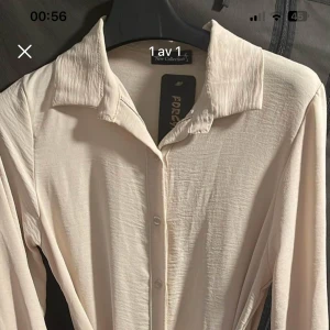 Volangklänning i beige - Säljer en volangklänning i beige strl XL helt ny