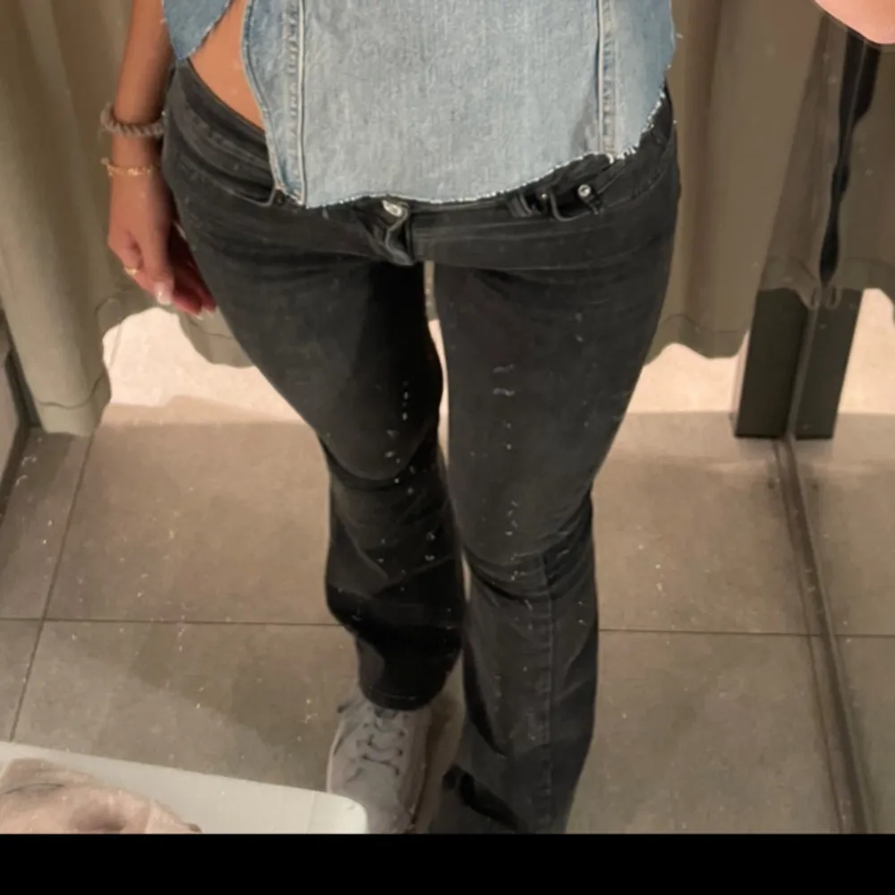 Säljer dessa as snygga lågmidjade bootcut jeansen från gina i tall modell, perfekt i längden på mig som är 177 och gillar när jeansen slutar precis innan golvet🩷 bra skick och inga defekter. Köpta för 499. Jeans & Byxor.