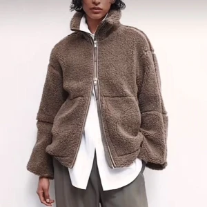 Hm Teddy jacka  - Hej, jag säljer min bruna Teddy jacka från hm pga att jag inte gillar färgen❤️ använd 2 gånger