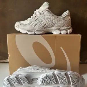 Säljer ett par Asics gel nyc i modellen, Cloud cream grey. Helt oanvända och de går för ca 260$ online. Storlek 45.  Kontakta vid minsta fundering🙌