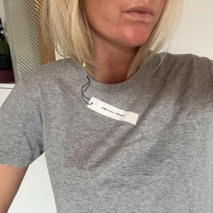Marc Jacobs t-shirt  - The tag t-shirt Marc Jacobs. Tröjan är använd ett fåtal gånger och är därför i bra skick!🥰