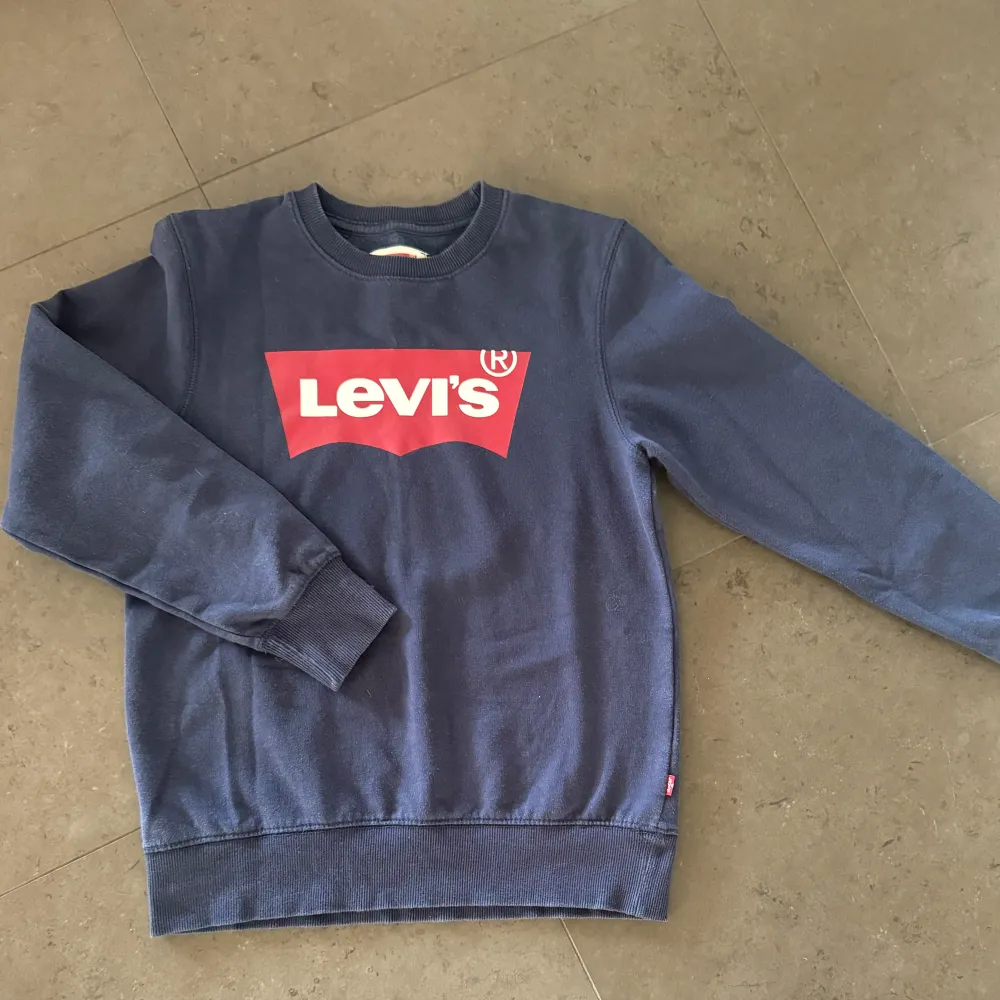 Tjenixen, säljer min förra blå collegetröja från Levis. Den är i bra skick och är i storlek 152. Skriv vid minsta fundering 🤔 . Hoodies.