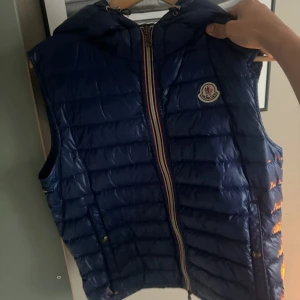 Moncler väst exklusive  - Tja, säljer min Moncler väst då jag inte har någon användning till den längre. Den är storlek S/M och passar bra upp till 180cm. Det är en exlusiv Moncler väst i blå och finns inte längre och köpa. Skriv gärna vid intresse och fler bilder! 