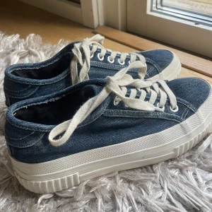 Coola sneakers!! - Snygga sneakers i jeansmaterial🫶🏻 Använda 1 gång, inga defekter!