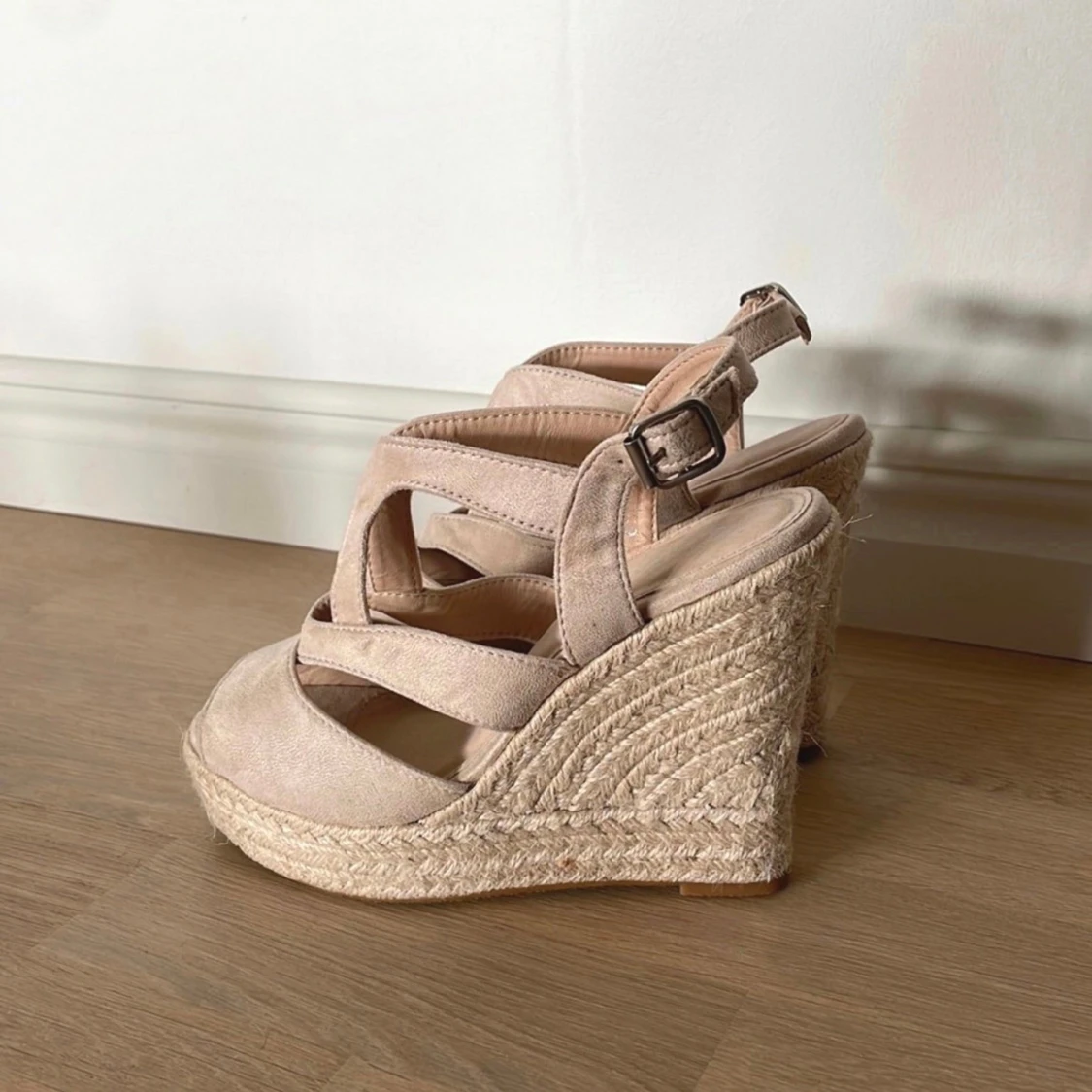 Beige kilklackssandaler med flätad sula - 93