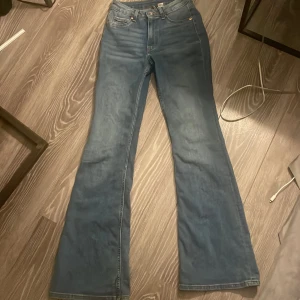 Ljus blåa utsvänga jeans  - Jätte fina jeans från hm, i Strl 36. Väldigt bra skick använda 3 gånger. Jeans är mid waist men väldigt bekvämas, pris går att diskutera