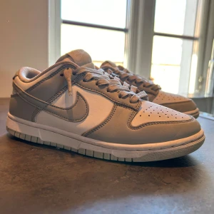 Nike dunk low vit gråa strl 38 ! - Hej säljer mina Nike dunk strl 38 lite små fläckar och creasningar men de är inget man kan se från långt håll typ som om man är ute och går så syns de inte kom med bud😃