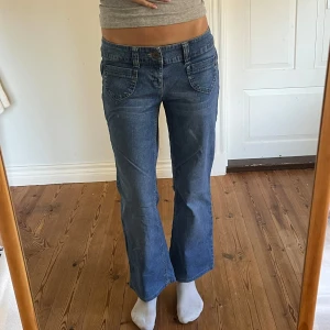 Lågmidjade vintage jeans  - Midjemått( rätt över): 40cm  Inerbenslängd: 70cm   Köp dem via ”KÖP NU” eller Swish  Modellen är 170 cm(korta på mig), inga defekter 💕