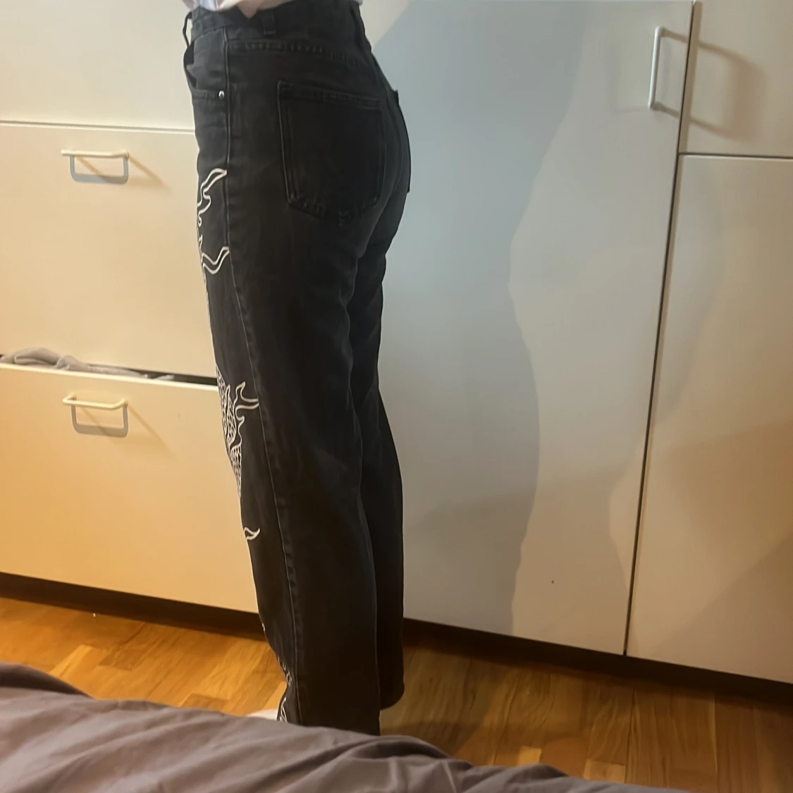 Jeans med drakmönster - 91