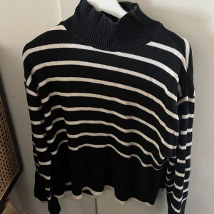 Stickad tröja - Fin stickad tröja med polokrage som inte sitter åt. Slits på sidan. Använd men i fint skick🥰