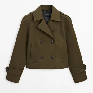 Militärgrön kort jacka - Säljer denna jackan från Massimo Dutti. Köpt för 2000kr. Nyskick🤎