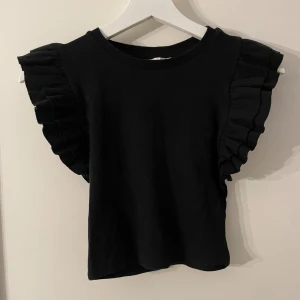 Zara topp  - Säljer nu denna fina topp ifrån zara i s💕