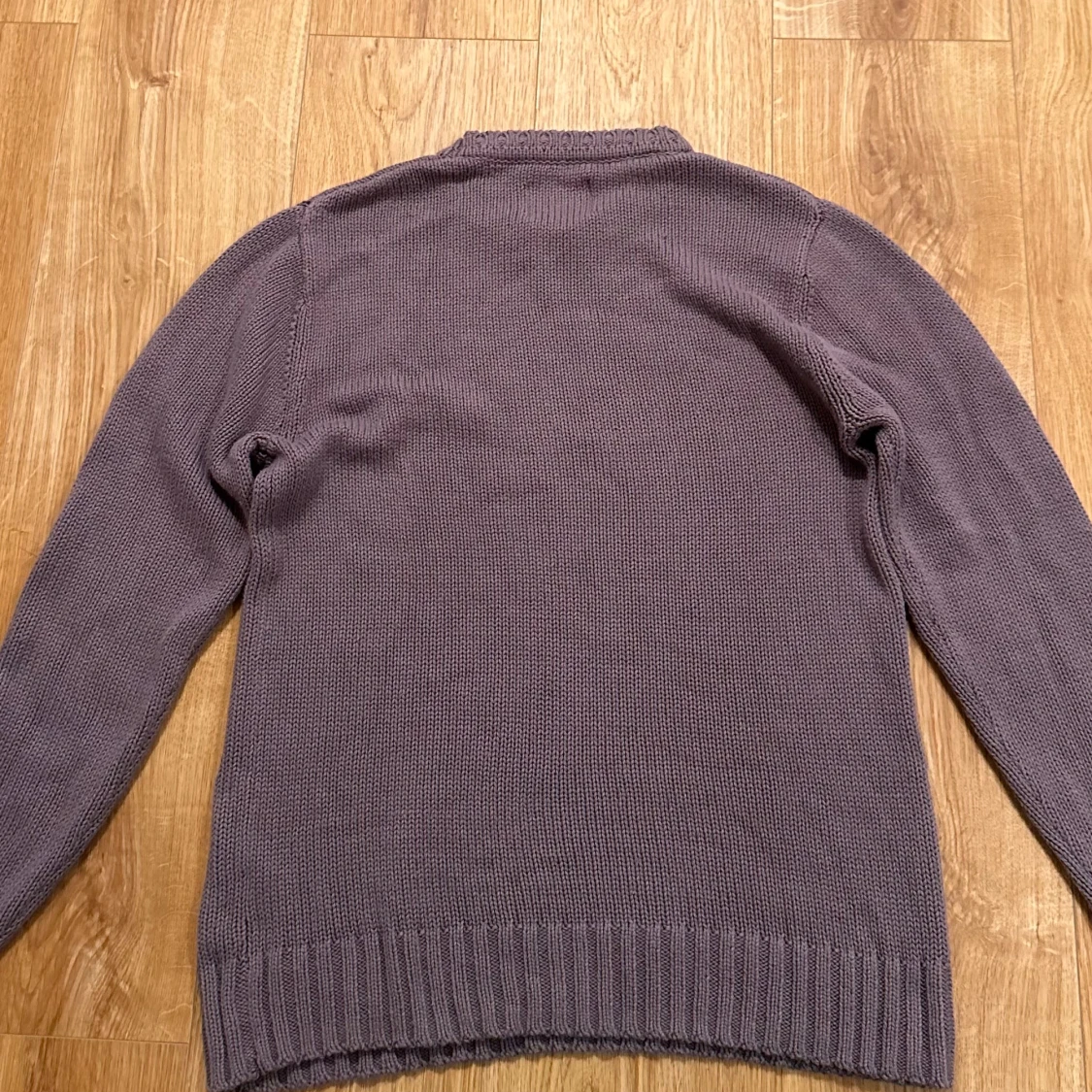 Säljer en grå stickad tröja i storlek xs. Perfekt inför höst och vinter  - 92