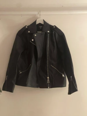 Läder jacka  - Knappt använd, saknar ett bälte men inget man egentligen behöver. Passar nog från xs-m