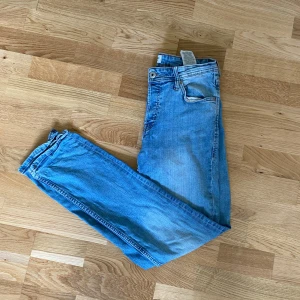 Jack and Jones Jeans - Ljusblå Jack and Jones jeans, fint skick i modellen slim Glenn. Storlek w32 l32. Hör av er vid funderingar, priset är förhandlingsbart!