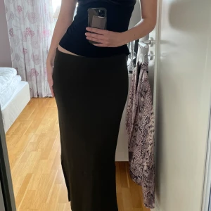 Maxikjol - Mörkgrön vintage maxikjol i jättefint skick, kort slits vid båda sidorna 