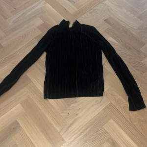 Svart blus med en liten krage  - Den är i ny skick och har bara används en gång säljer för att den är lite liten