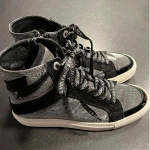 Zadig & Voltaire skor - Säljer Zadig&voltaire skor i storlek 39💥 knappt använda o är i jätte bra skick👍🏻 säljer för 2200kr 
