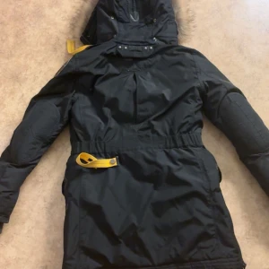 para jumper jacka - Säljer nu min jacka pågrund av att jag inte använder den, den är använd 2-3 gånger max