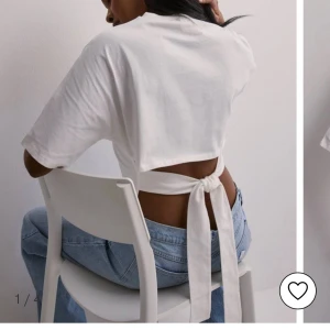 Nelly topp - BYTER‼️ jag köpte den vita på Nelly och har knappt använt den🤍🤍skulle gärna byta mot den svarta men kan sälja 