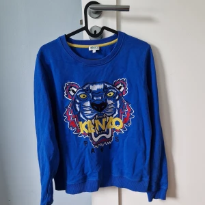Kenzo tröja - En kenzo tröja som är i fint skick. Den är i L men skulle säga att den är i M/S. Liten i storlek. Äkta såklart.