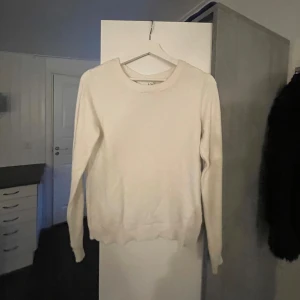 vit stickad tröja - säljs då den ej används☺️lite nopprig (därav priset) men inget som syns när den sitter på💓💓