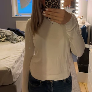 Stickad tröja  - Tunn stickad tröja i storlek M men passar som en xs-s, väldigt fin men kommer inte till användning därav säljer jag den 