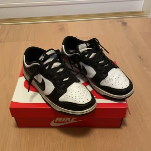 Nike panda dunks - Säljer dessa feta panda dunks eftersom de inte passar mig längre, de är i bra skick och de är i storlek 42,5. Ny pris 1500, mitt pris 399. Priset är inte spikat i sten. Hör av er vid minsta lilla fundering