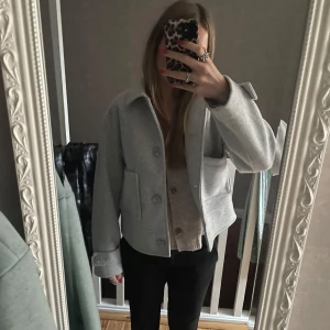 superfin kappa - En grå kappa i strl S använd 1-2 ggr så helt i nyskick