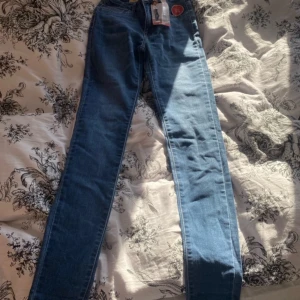 Blåa jeans - Jättefina blåa skinny jeans från Levis helt oanvända med lappen kvar. Står att det är storleken är för 14 år men skulle nog passa xs💗