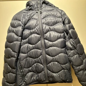 Peak jacka  - En jätte fin svart peak jacka som köptes förra höst säsongen så är i mycket bra skick. Man kan ha den båda vinter, vår och höst. Är i storlek L men sitter bra på mig som brukar ha S. 