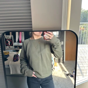 Sweatshirt AQUA LIMONE - Grön sweatshirt från Aqua Limone i storlek S. Nyskick. Hör av er för frågor!!!