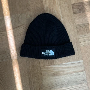 North face mössa - Skick 9/10 då den är pytte lite nopprig. Köptes förra vintern men har knappt använts cirka 9 ggr kanske. Köptes på jdsports