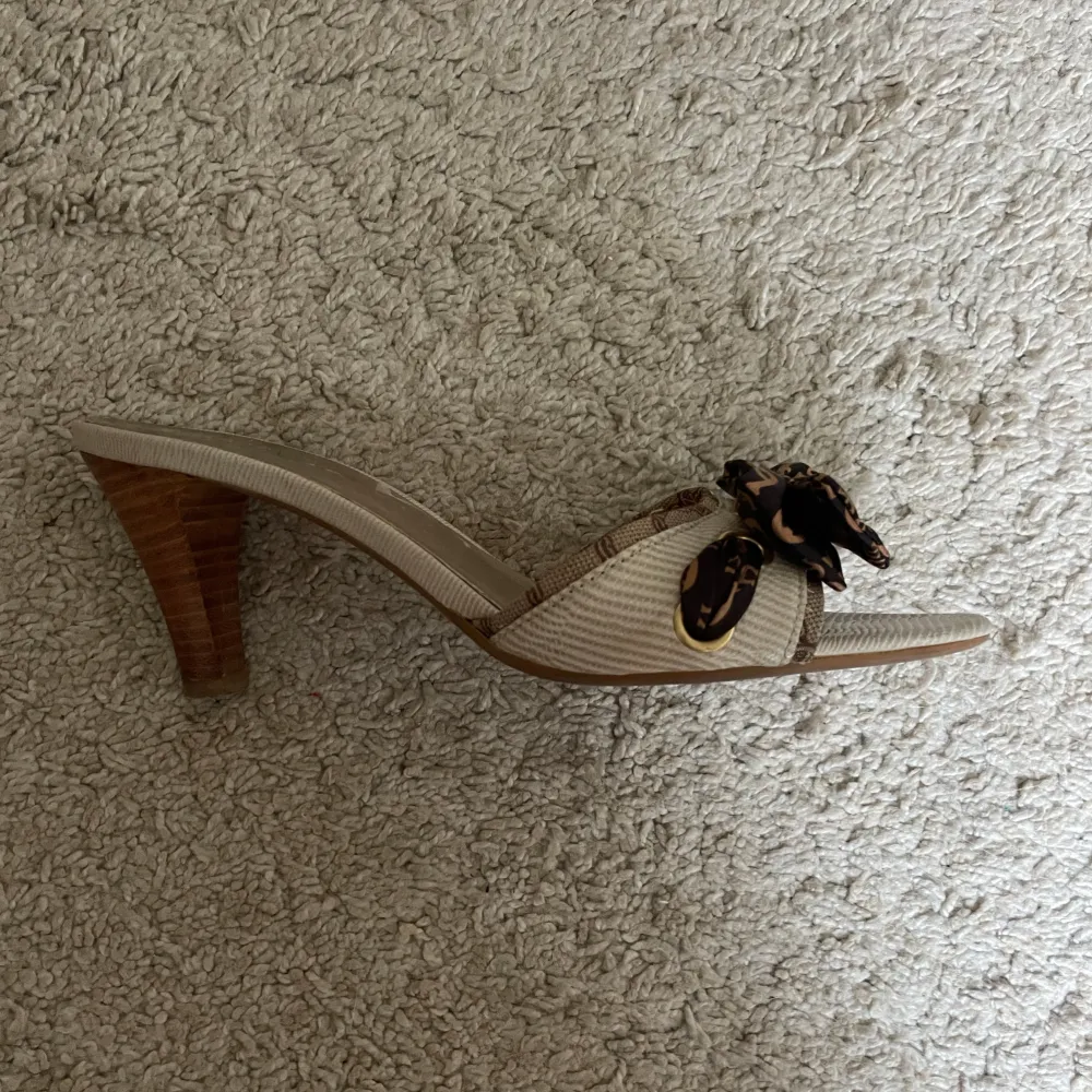 Kitten Heels från märket Etienne Aigner. Storlek 38 men hade passat en 37 bättre. Sliten sula men inget som syns på. . Skor.